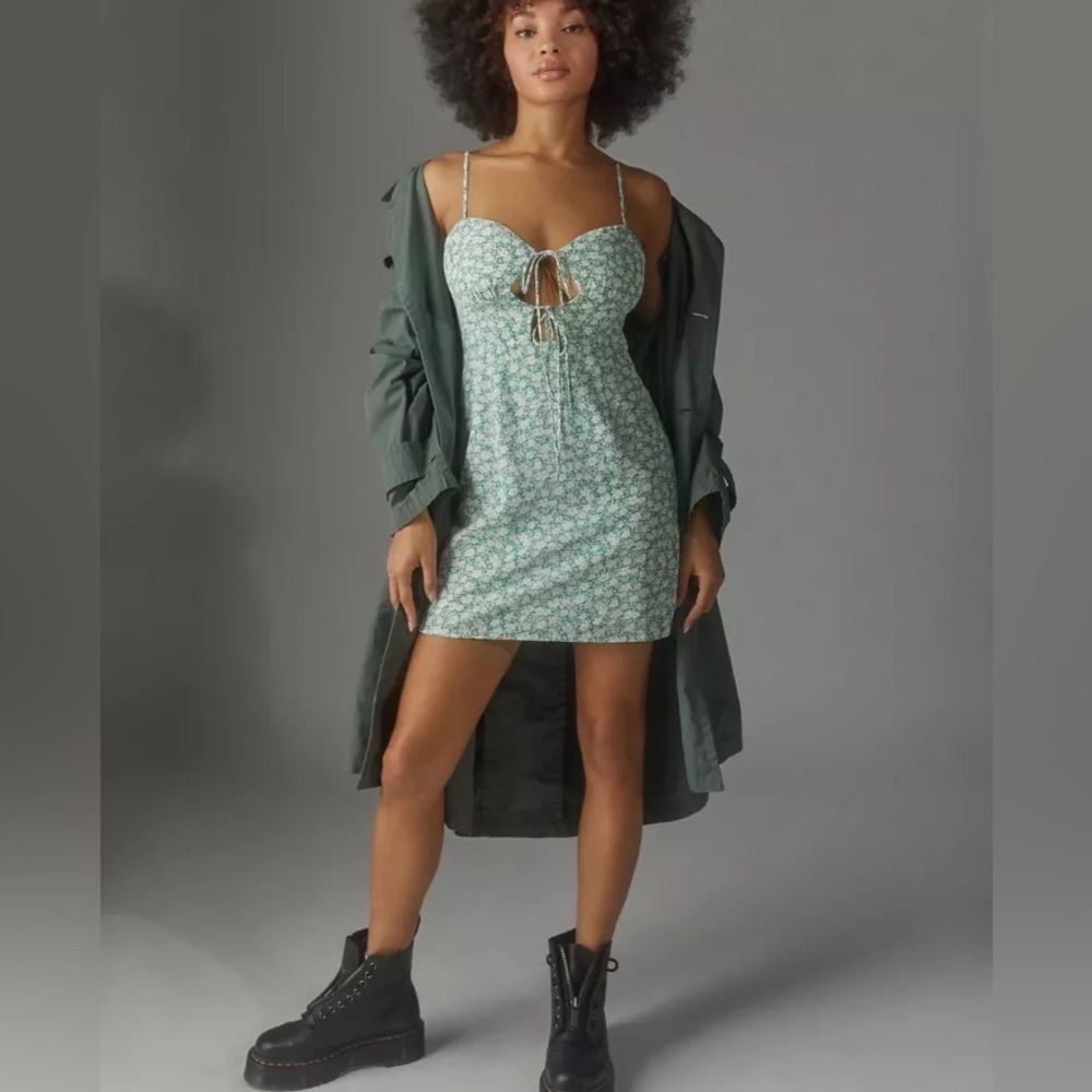 NEW Women‎ Kiss The Sky Lace-Up Mini Dress Green Floral Mini Dress size SMALL
